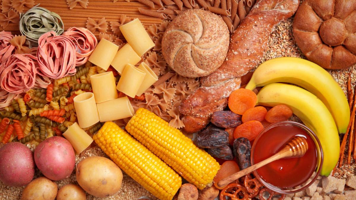 Alimentos ricos en hidratos de carbono complejos como arroz integral, avena y legumbres